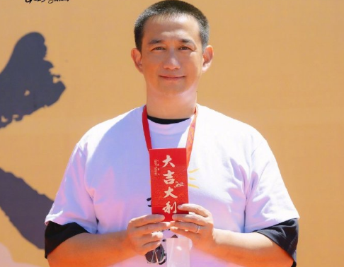 黄磊带子女游玩被偷拍!4岁儿子正面首曝光,孙莉盯镜头一脸怒气休闲区蓝鸢梦想 - Www.slyday.coM 黄磊带子女游玩被偷拍!4岁儿子正面首曝光,孙莉盯镜头一脸怒气休闲区蓝鸢梦想 - Www.slyday.coM