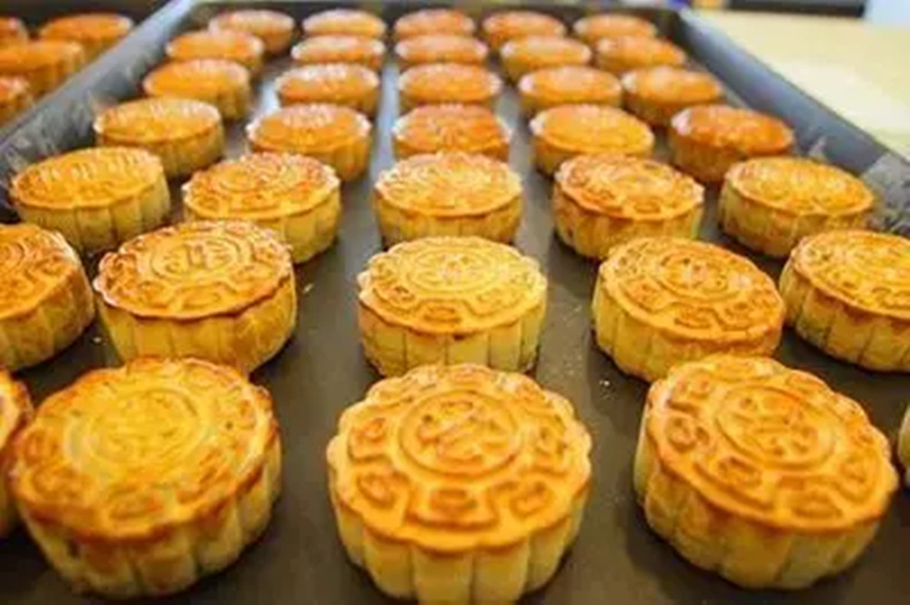 买月饼时这3种月饼不要买满是添加剂多亏月饼厂员工提醒
