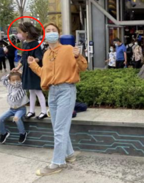 黄磊带子女游玩被偷拍!4岁儿子正面首曝光,孙莉盯镜头一脸怒气休闲区蓝鸢梦想 - Www.slyday.coM 黄磊带子女游玩被偷拍!4岁儿子正面首曝光,孙莉盯镜头一脸怒气休闲区蓝鸢梦想 - Www.slyday.coM