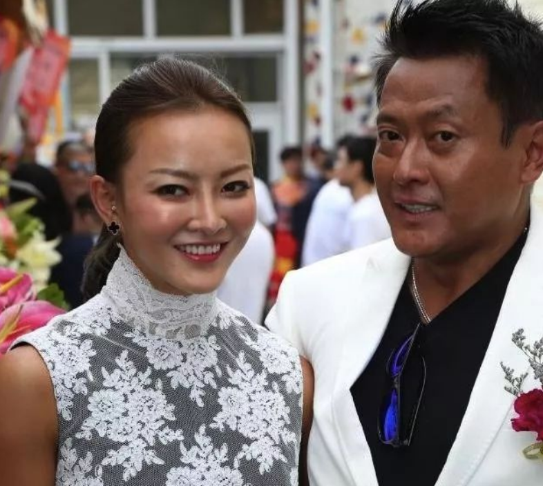 魏骏杰说交往9年没想娶滕丽名,分手2个月就娶小20岁娇妻,可恨吗