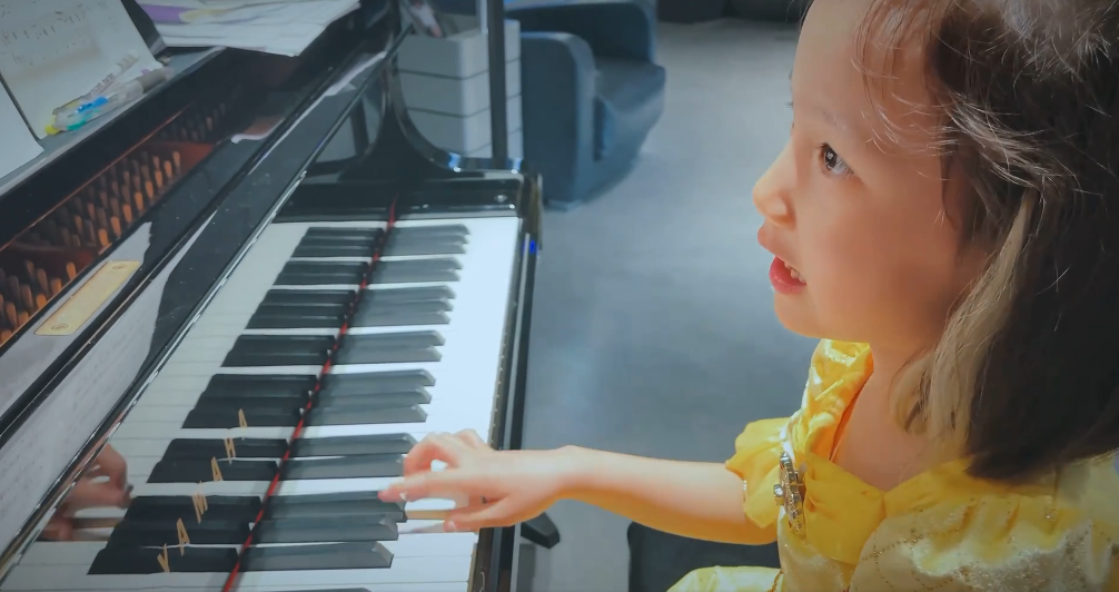 黄磊带子女游玩被偷拍!4岁儿子正面首曝光,孙莉盯镜头一脸怒气休闲区蓝鸢梦想 - Www.slyday.coM 黄磊带子女游玩被偷拍!4岁儿子正面首曝光,孙莉盯镜头一脸怒气休闲区蓝鸢梦想 - Www.slyday.coM