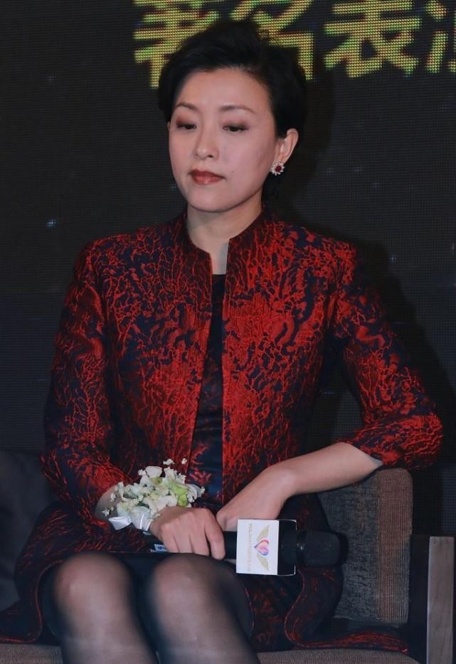 杨澜也有不端庄的时候红色大衣挺优雅的配上黑丝略显俗气