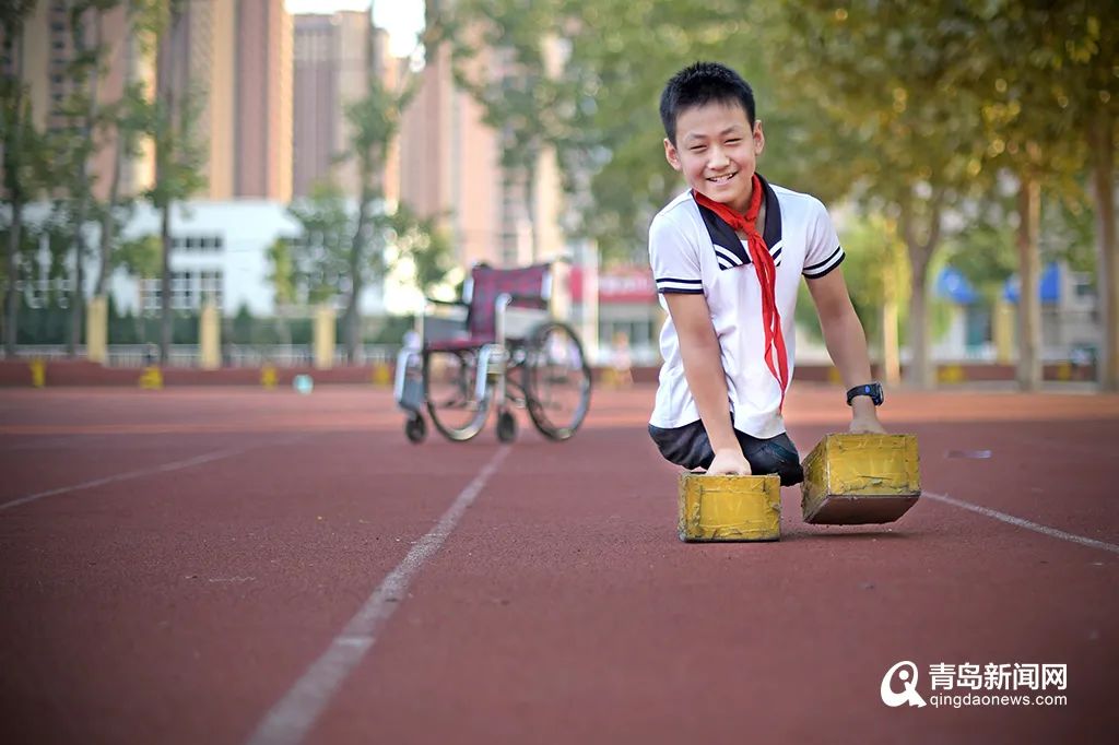 "无腿少年"上高中了!曾用双手登崂山,如今在轮椅上"站"军姿_新浪新闻
