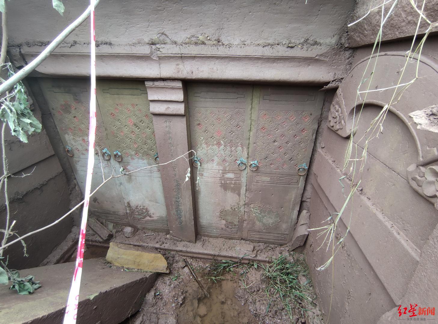 四川自贡工地发现一座古墓四扇墓门均雕刻满天星门柱可见加靖字样