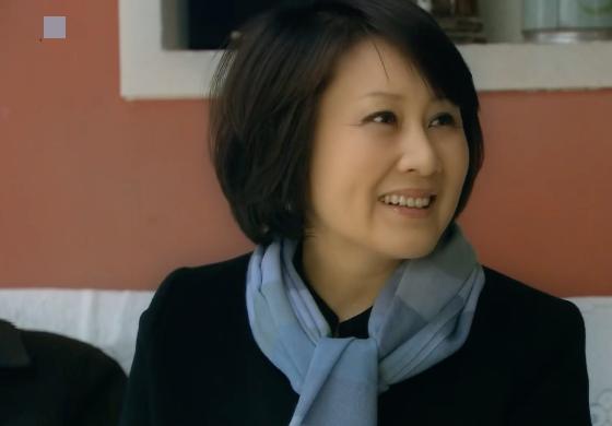 国民婆婆张凯丽曝近况参加聚会打扮低调开车告别依依不舍