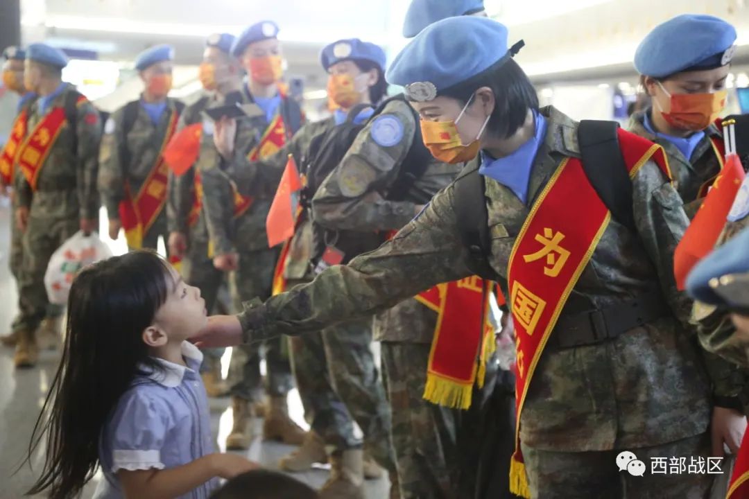 蓝贝雷,凌晨出征!|维和部队_新浪新闻