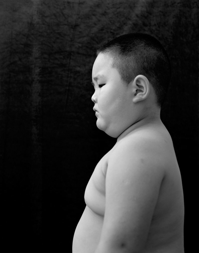 韩磊，一个胖男孩侧面像，75×65cm，艺术微喷
