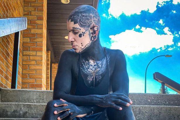 国外纹身狂追求极致 胸前两凸起都不放过,网友:黑人难道涂白?