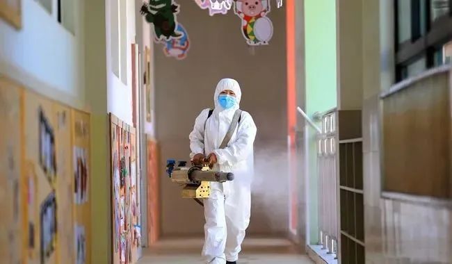 突发！福建莆田2天激增64例，2.5万人紧急隔离，多名小学生感染，最担心的事情发生了….休闲区蓝鸢梦想 - Www.slyday.coM