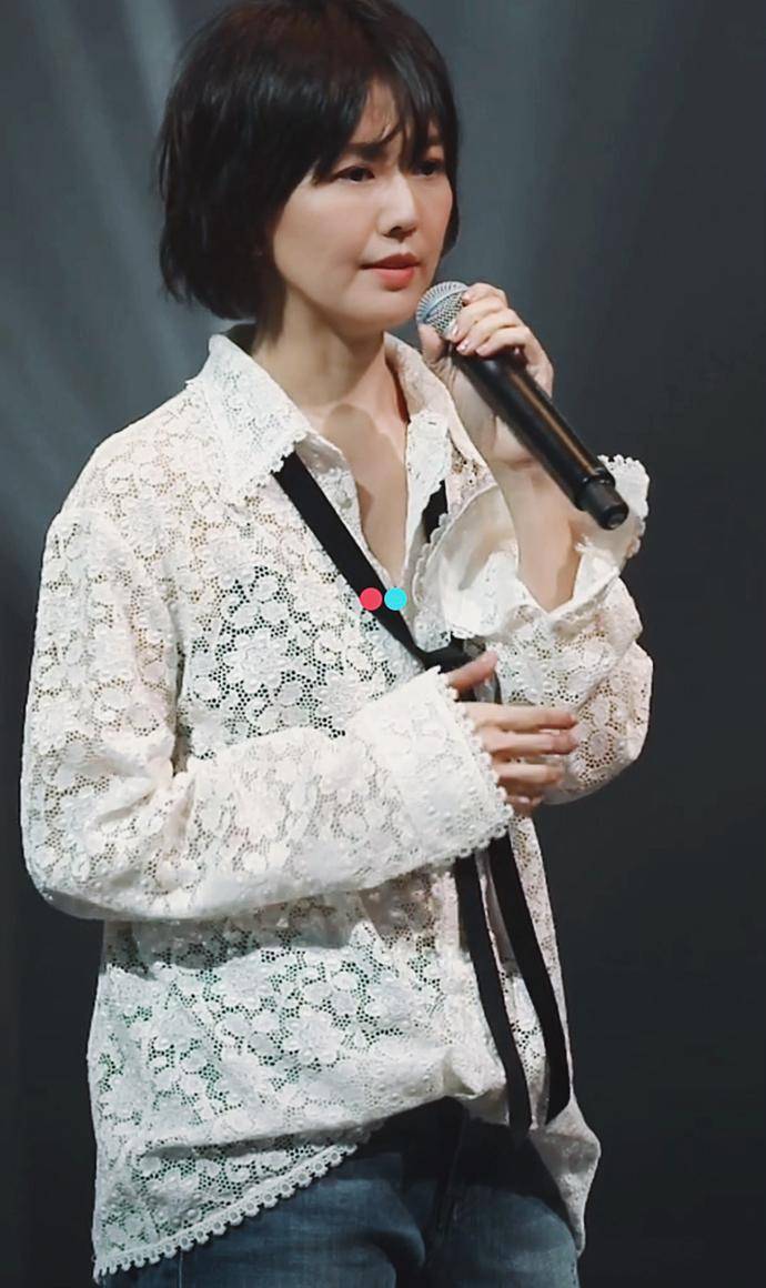 43岁孙燕姿近况曝光,素颜上镜状态佳,直播献唱引网友齐呼"爷青回"