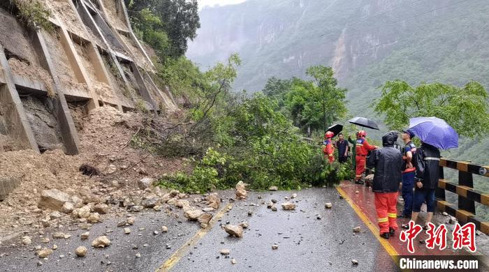 山体垮塌导致道路通行中断。泸州消防 摄