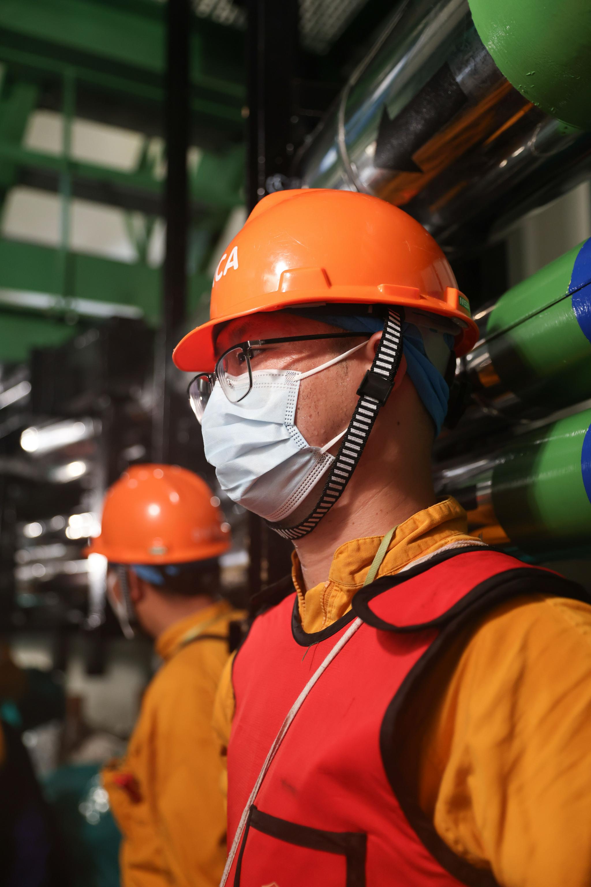 9月8日,海南昌江核电基地的工作人员完成操作后满头大汗.