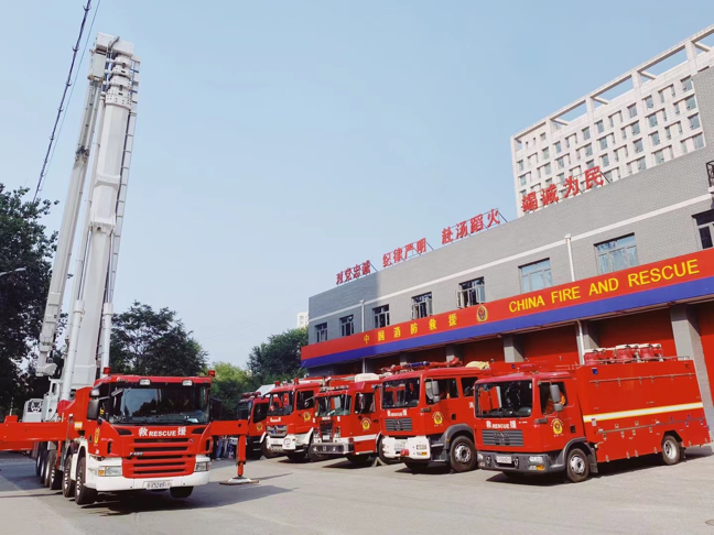 环球旅行家带孩子们登上北京最高消防云梯