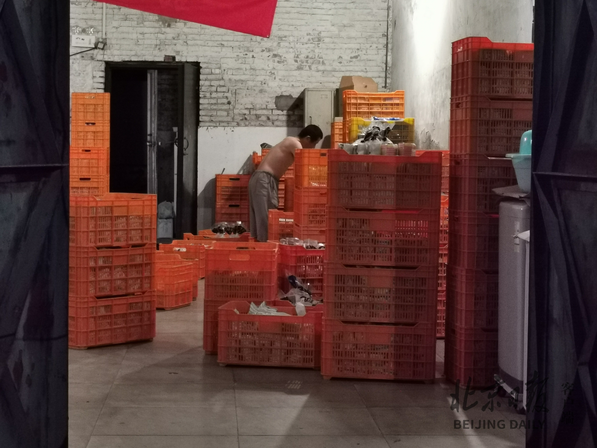 暗访北京一食品配送站卫生状况堪忧为30多加超市供货