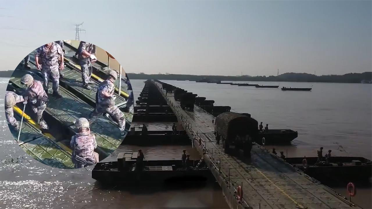 中部战区陆军某舟桥旅用28分钟造千米浮桥横跨长江