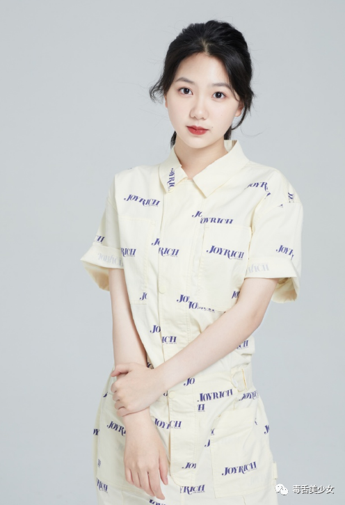 演员叫许烁.童年风晴雪95有时看着还算可以.