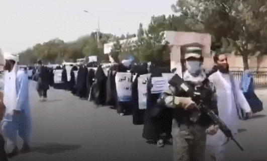 数百名阿富汗女性喀布尔街头游行 手举标语支持塔利班（图）休闲区蓝鸢梦想 - Www.slyday.coM