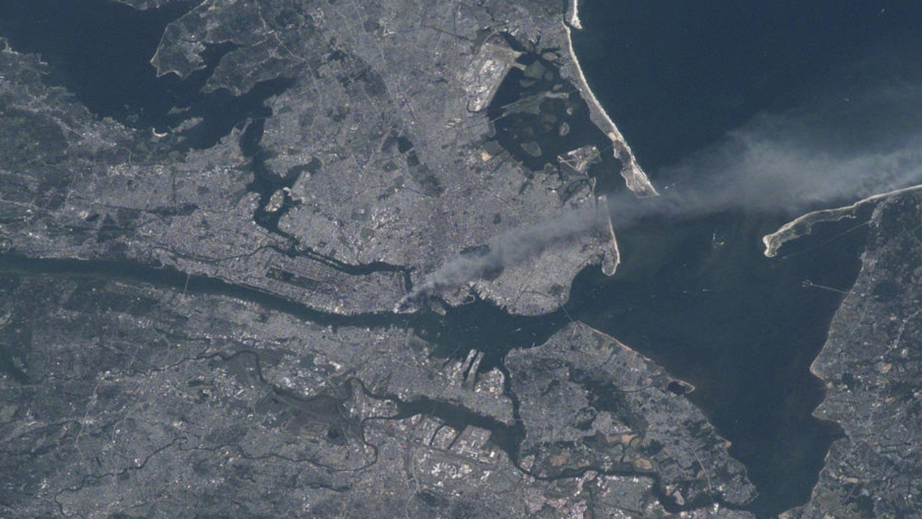 NASA公布9·11事件卫星图像 太空可见曼哈顿滚滚浓烟