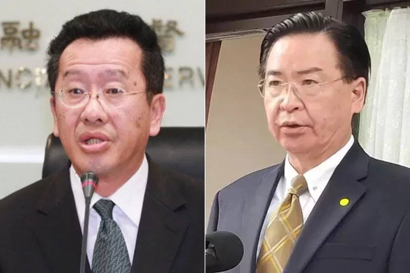 美国资深官员与民进党当局“国安会”秘书长顾立雄(左)和台外事部门负责人吴钊燮(右)对话(图片来源:台湾《联合报》)