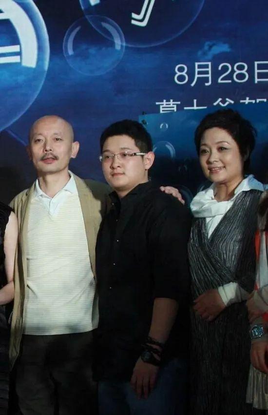 傅彪离世16年冯小刚帮还债葛优帮养儿的张秋芳如今怎样了