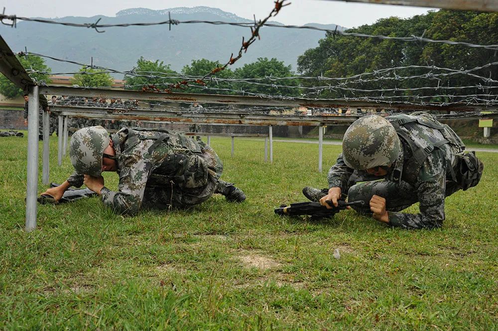 战术基础动作,各个卯足劲向前爬