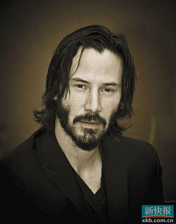 基努里维斯以长发浓须形象回归