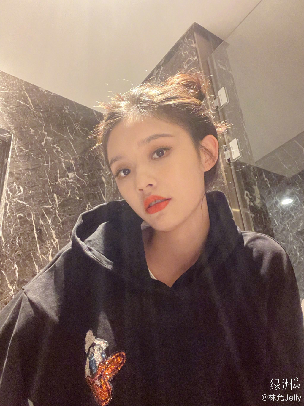 林允拿化妆师发夹为自己扎双丸子头 搭配唐老鸭卫衣造型超减龄