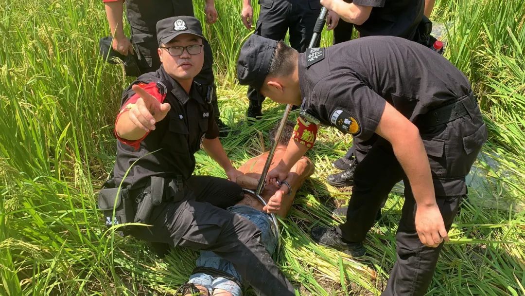 安徽一特警被砍伤,仍紧紧抓住歹徒不放!