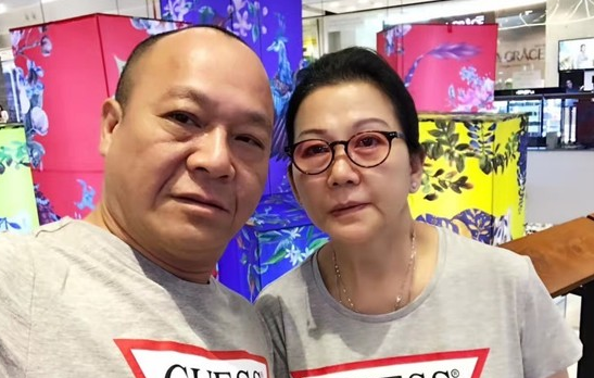 香港艺人吴志雄嫁女儿,新娘戴12个金手镯,婚礼现场明星多