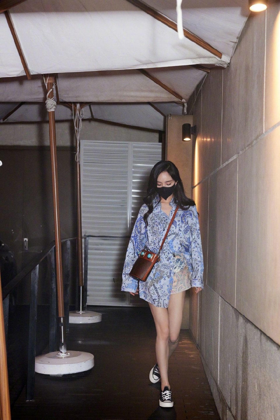 杨幂昨晚下班路上随手拍 印花衬衫配帆布鞋,造型清爽又舒适