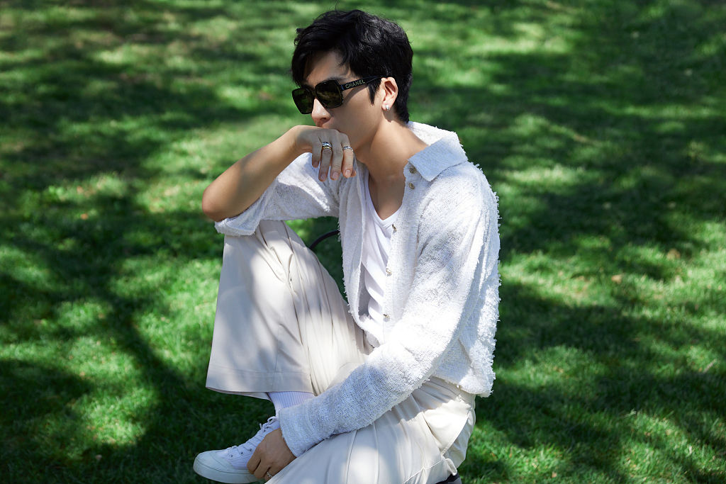 井柏然夏日绿野写真曝光 穿白衬衫低头沉思少年感十足