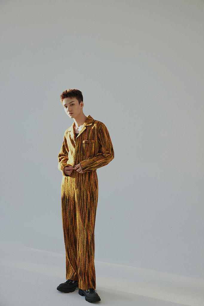 李熹子琥珀系光影大片氛围感足 少年眼神坚定演绎时尚个性|琥珀|李熹