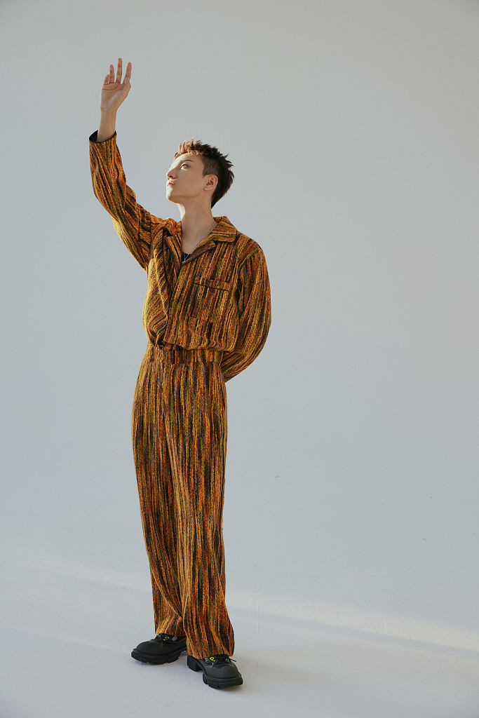 李熹子琥珀系光影大片氛围感足 少年眼神坚定演绎时尚个性