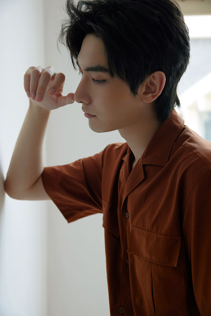 王瑞昌室内写真男友风满满 偏分露额头凸显优越五官