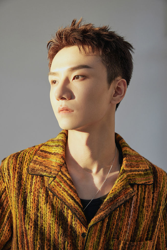 李熹子琥珀系光影大片氛围感足 少年眼神坚定演绎时尚个性|琥珀|李熹