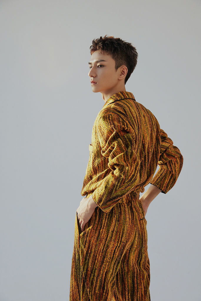 李熹子琥珀系光影大片氛围感足 少年眼神坚定演绎时尚个性|琥珀|李熹