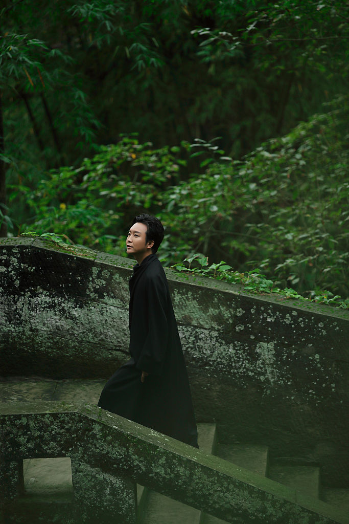 李玉刚禅意大片画面唯美静谧虔诚祈祷气质独特