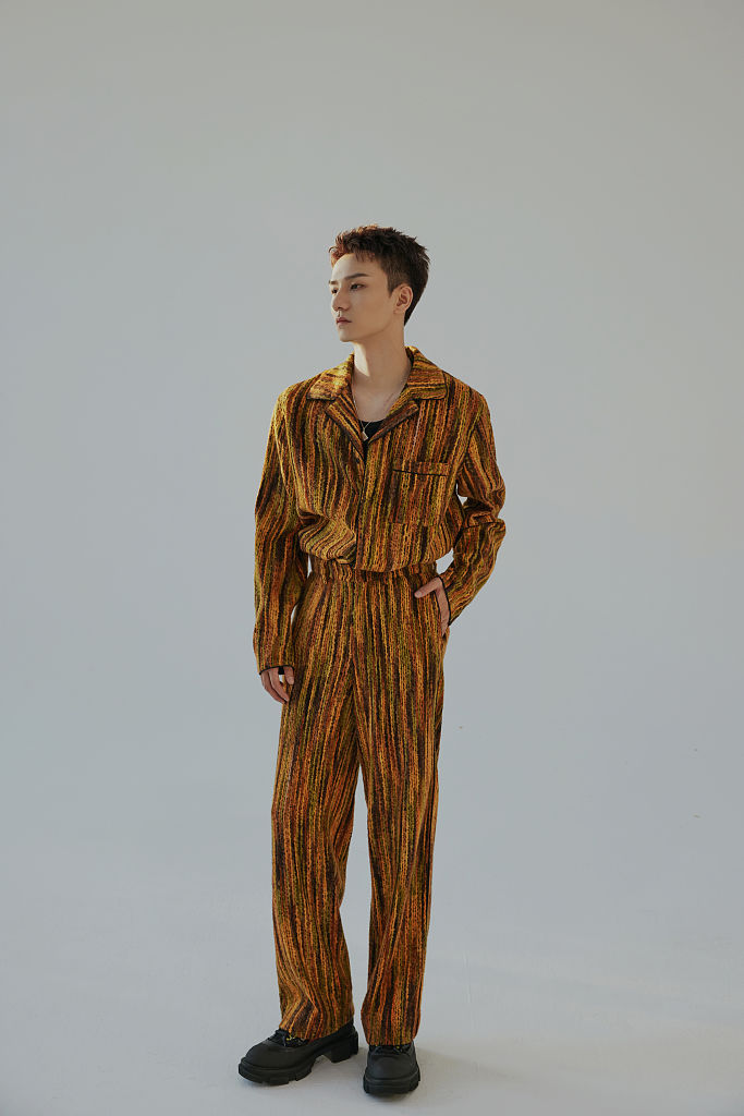 李熹子琥珀系光影大片氛围感足 少年眼神坚定演绎时尚个性