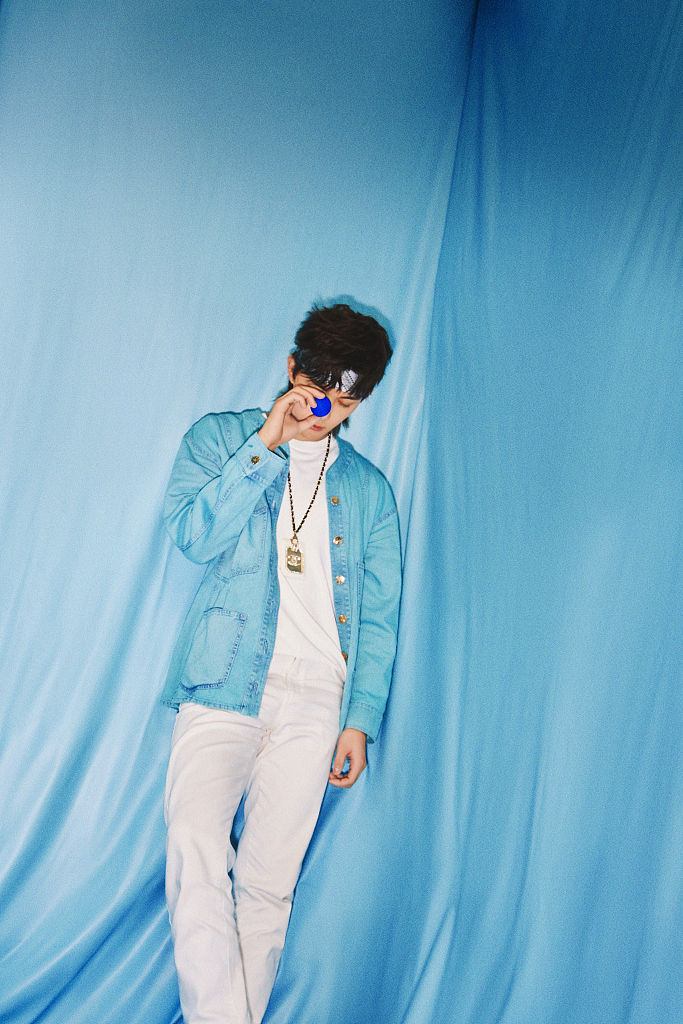 吴磊蓝色纯净大片清爽帅气酷炫狼尾造型搭发带化身热血动漫少年