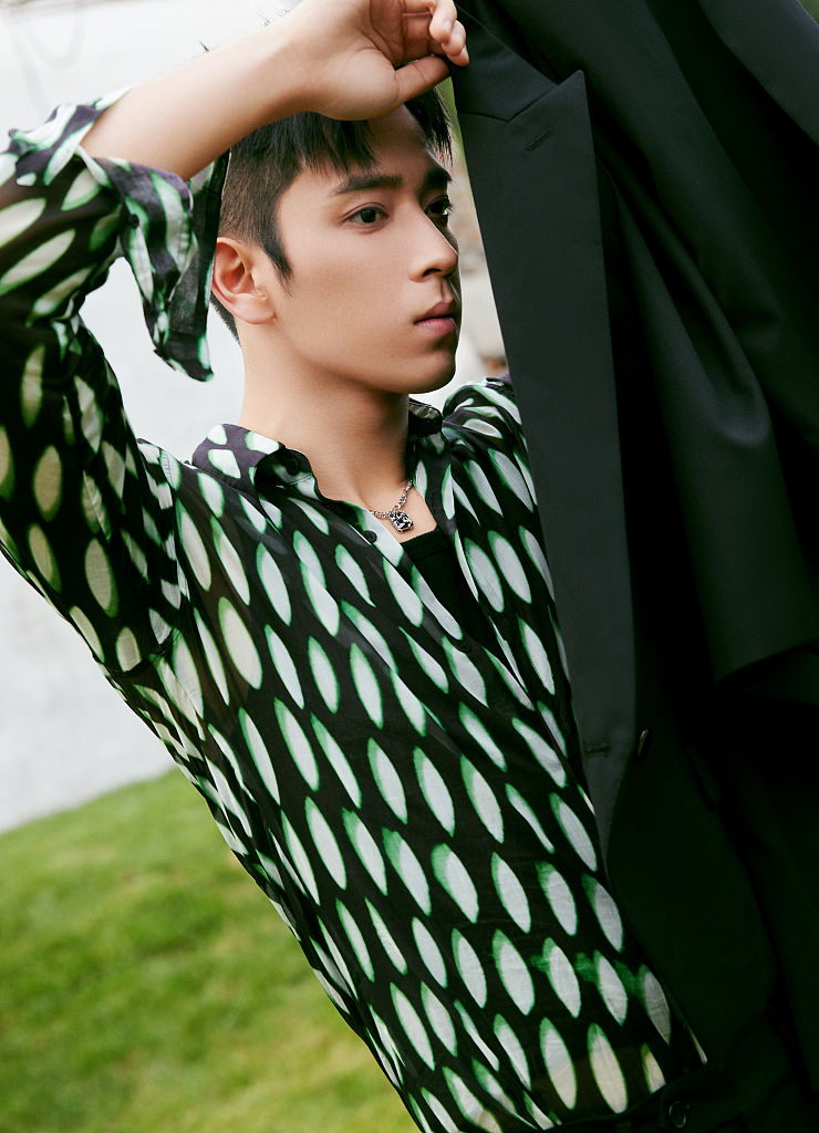 陈若轩绿野丛林大片诠释酷雅型格 俏皮胸针点缀演绎反差魅力