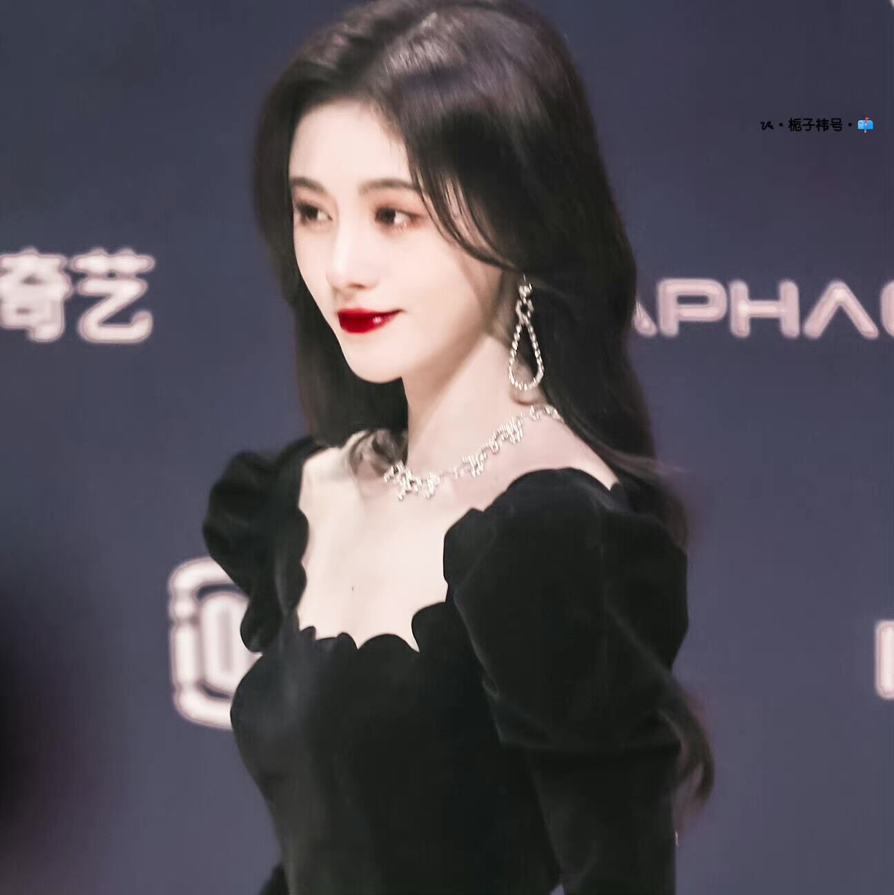 明星化妆师揭秘打造高级妆感的五个关键步骤 (明星化妆师揭面视频)