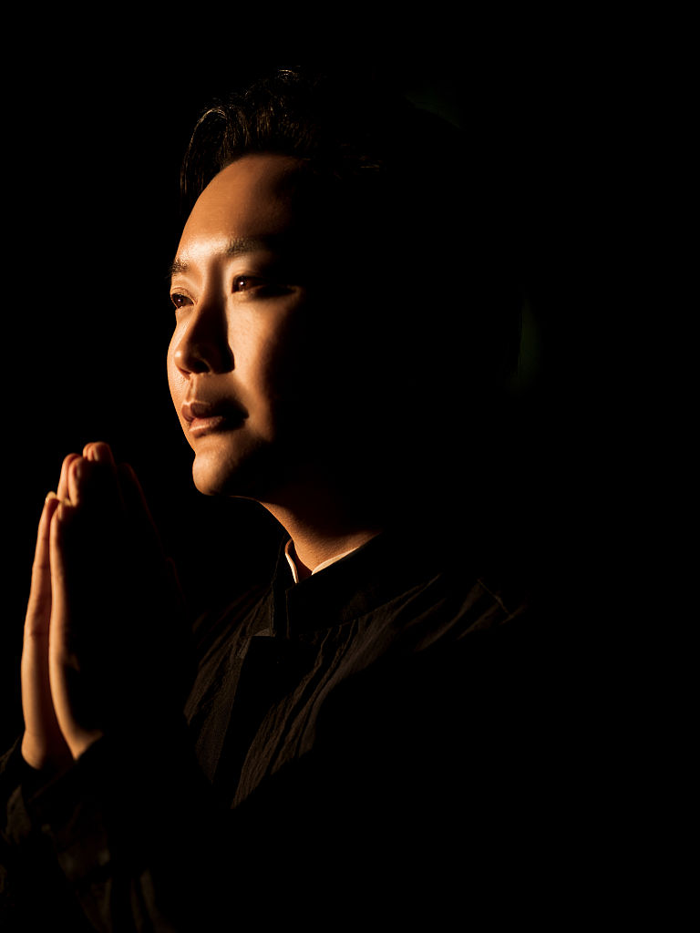 李玉刚禅意大片画面唯美静谧虔诚祈祷气质独特