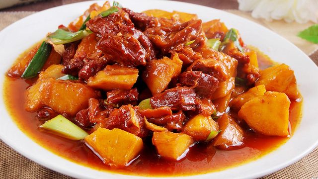 教你做新疆风味土豆烧牛肉美味到流口水上桌抢着吃