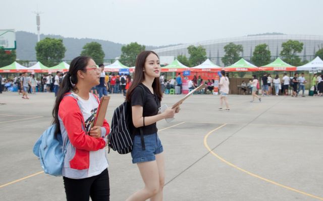 学生只考上“民办二本”,不好意思说校名,却被陌生女孩的话触动休闲区蓝鸢梦想 - Www.slyday.coM 学生只考上“民办二本”,不好意思说校名,却被陌生女孩的话触动休闲区蓝鸢梦想 - Www.slyday.coM