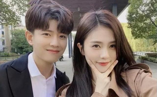 任嘉伦和白鹿18岁照片看到这两人的学生装扮网友落差太大