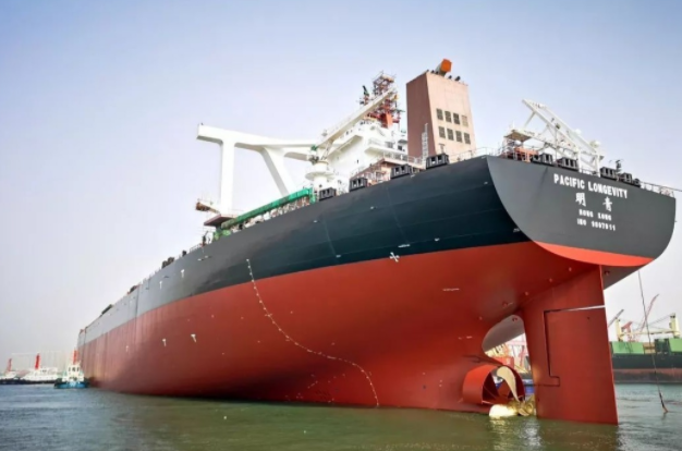 图为巨型矿砂运输船