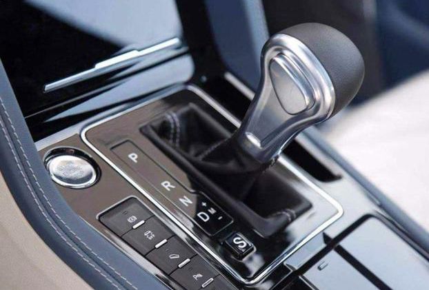 自动挡并不是给油就走,这3点不注意,汽车不提前大修才怪