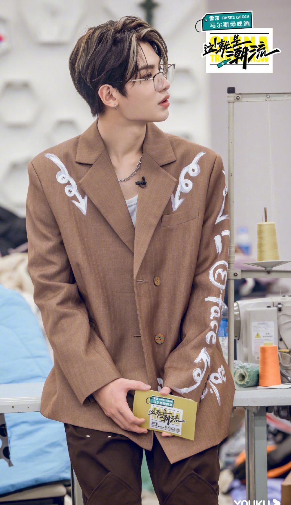 黄明昊这就是潮流新剧照不愧是潮流大帅哥小贾