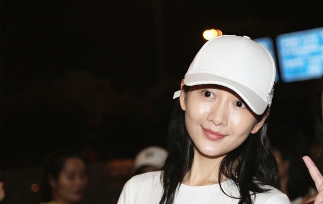 王鸥真有一种"如沐春风"感,素颜的脸蛋很饱满,脸上还泛油光