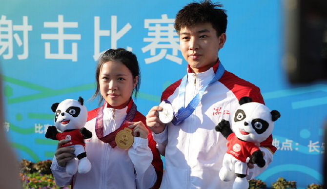 登热搜榜！杨杨组合全运摘金，杨倩迈出小黄鸭步伐，被疯狂合影休闲区蓝鸢梦想 - Www.slyday.coM